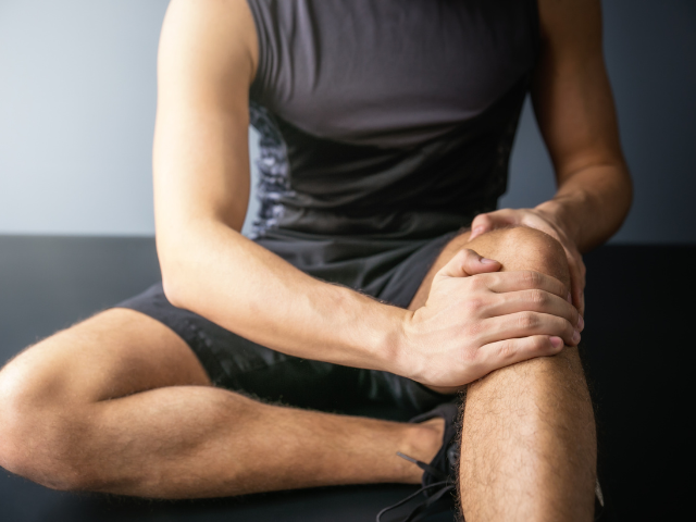 guy with knee joint pain