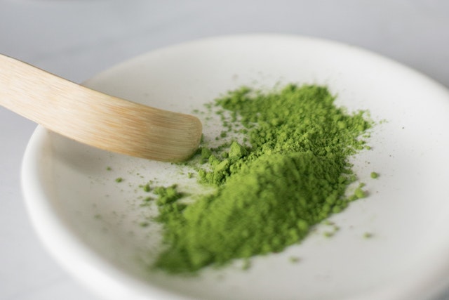 kratom powder on a cera bowl